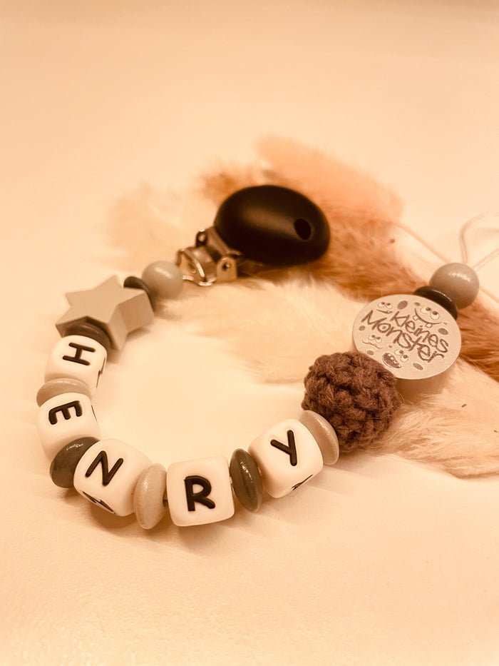Schnullerkette personalisiert kleines Monster grau