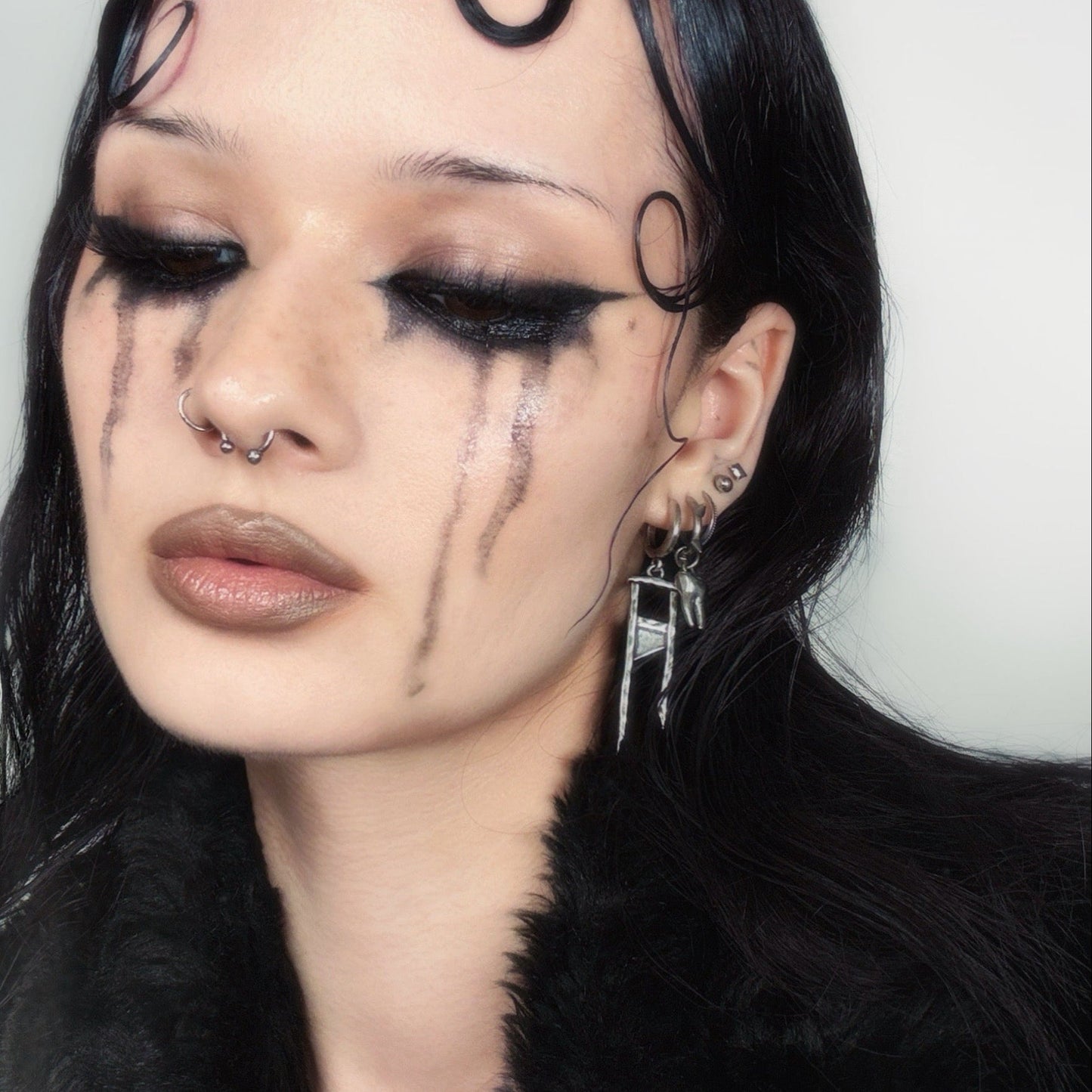 CHIC GUILLOTINE EARRINGS